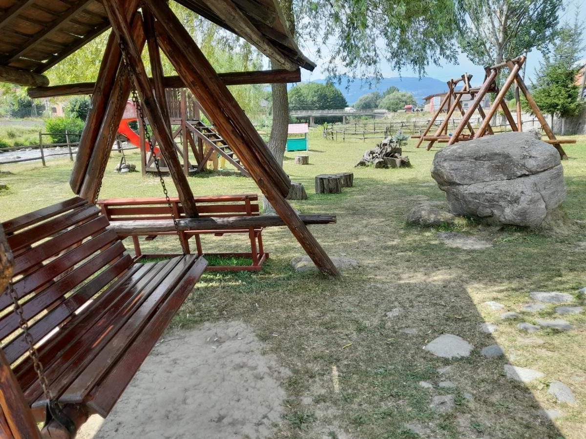 Pensiunea Trei Ponei Corbeni Exteriér fotografie
