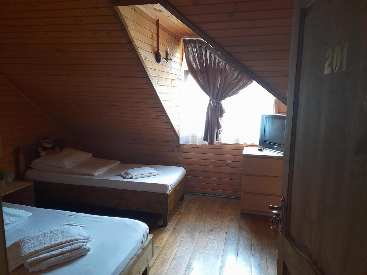 Pensiunea Trei Ponei Corbeni Exteriér fotografie